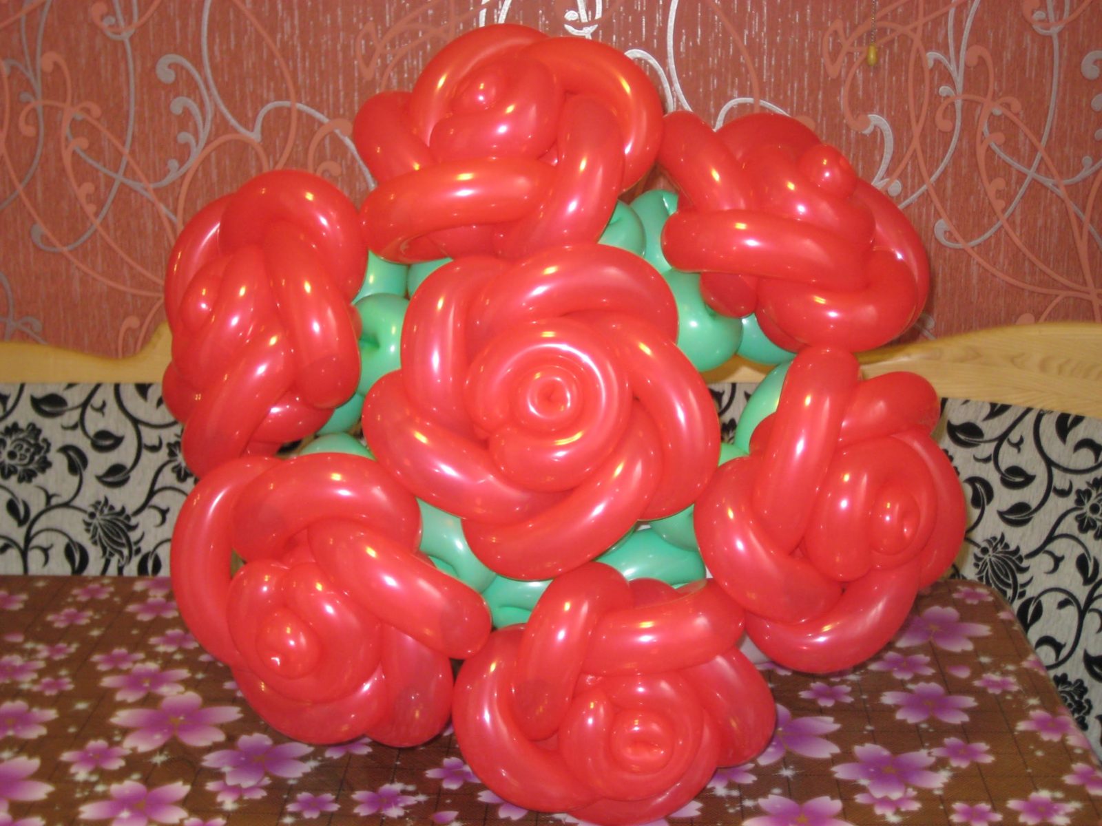 Как сделать букет шарами. Букет роз из шаров. Цветы из ШДМ. Цветы из шаров для моделирования.