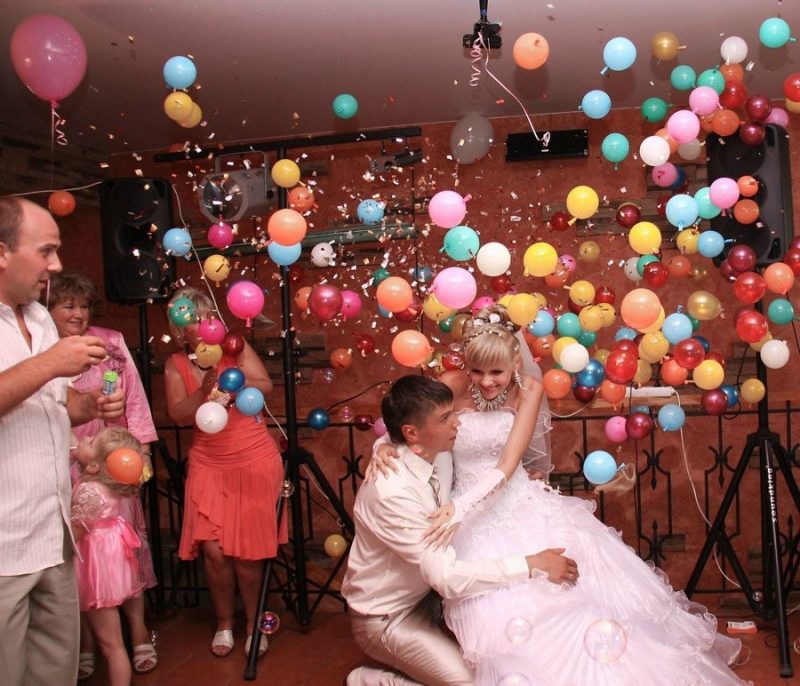 Шар сюрприз на свадьбе с конфети, серпантином, маленькими шариками и лепестками роз