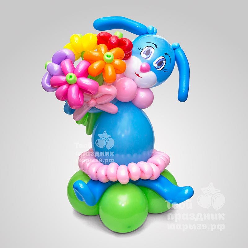 Миленькая зайка с цветами из шариков