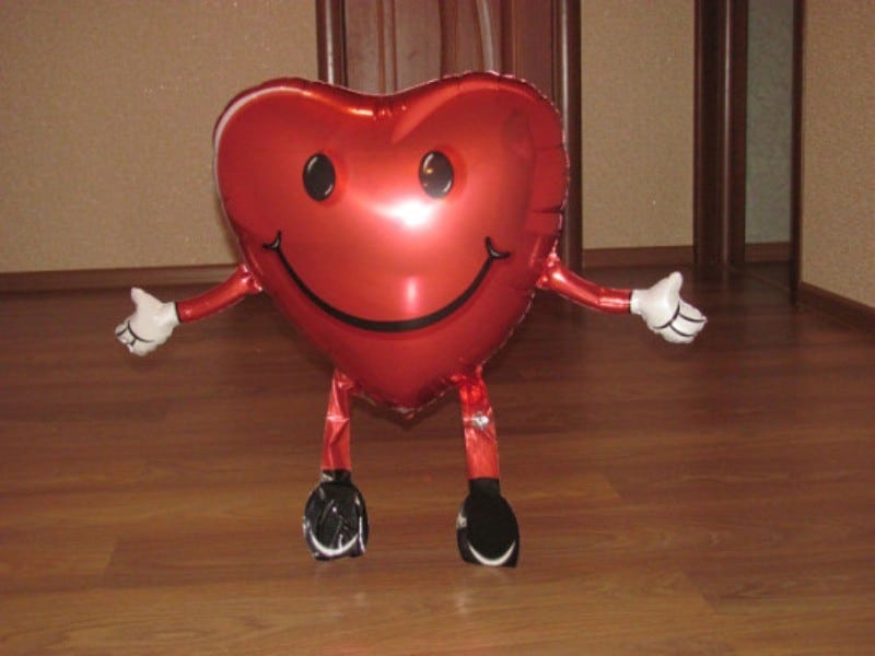 Шагала сердце. Ходячий шар сердце. Ходячие фигуры сердца. Воздушный шарик с ножками. Ходячая фигура шар сердце.