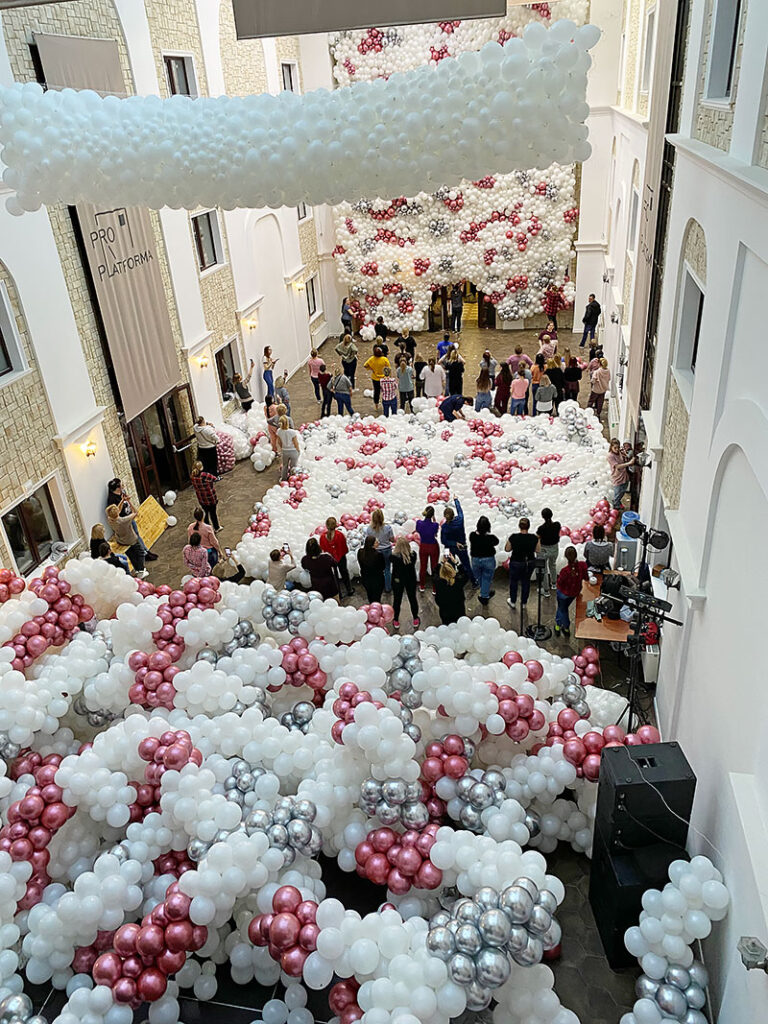 Монтаж пано из шаров на стену. Работаем над огромным оформлением из 25000 воздушных шаров на выпиской школы аэродизайна Алены Погодиной