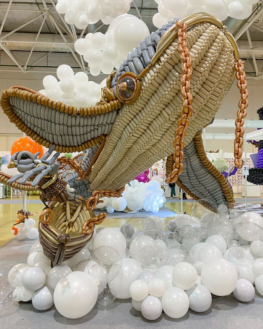 Большая скульптура из воздушных шаров "Стремление к свободе"