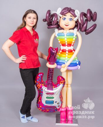 Девочка с гитарой - фигура из шаров. Шары39