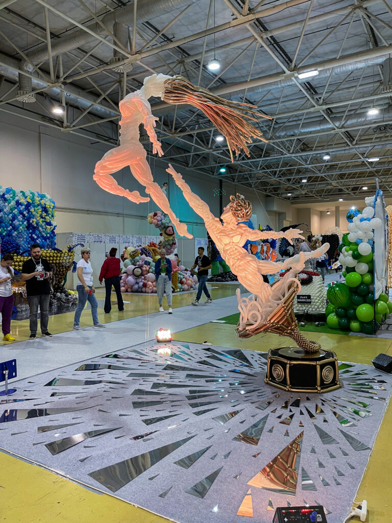 Московский международный фестиваль воздушных шаров. Большая скульптура «Утраченные иллюзии»