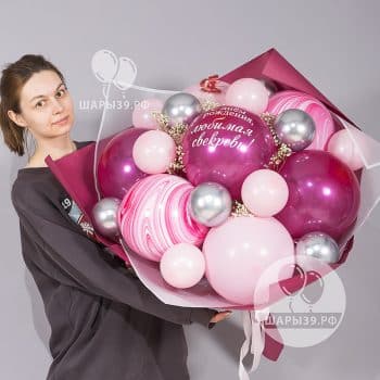 Красивый и эффектный букет цветов гипсофилы и шаров. Шары39