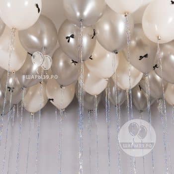 Набор гелиевых шаров «Графитовый шёлк и песочная вуаль» от «Шары39», Калининград: сочетание оттенков белого песка и мягкого серебра с дождиком.