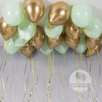 Композиция воздушных шаров «Мятное солнце» — мятные и золотые шары под потолок, стильное оформление праздника, доставка Калининград.