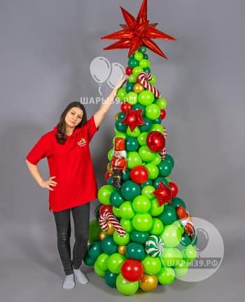 Новогодняя зеленая елочка из воздушных шаров с фольгированными игрушками и с красной звездой. Шары39, Калининград