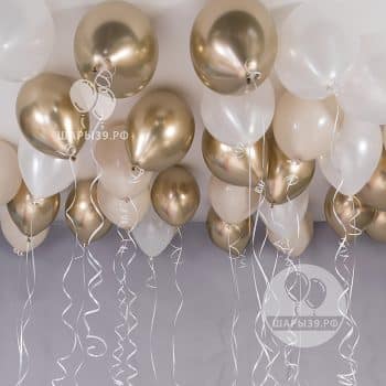 Композиция воздушных шаров «Лунный жемчуг: Шелковый свет» — белые, светло-бежевые и золотые шары под потолок, роскошное оформление праздника, доставка Калининград.