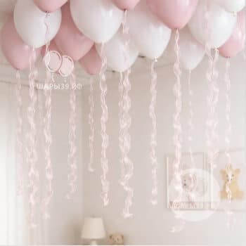 Шары под потолок с широкой органзовой лентой в розово-белых оттенках