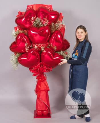 Большой букет из красных шаров-сердец с гипсофилой