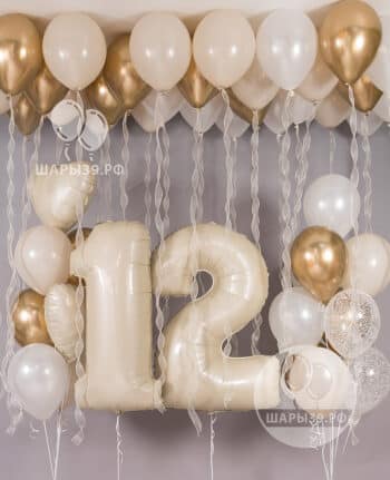 Шары с цифрами под потолком в кремово-золотой гамме. Шары39, Калининград